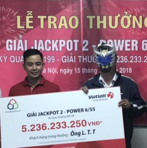 Vietlott trao giải cho khách hàng trúng Jackpot 2 trị giá 5,2 tỷ đồng