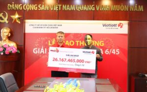 Chủ nhân của giải thưởng 26 tỷ Jackpot Mega 6/45 đã xuất hiện nhận thưởng